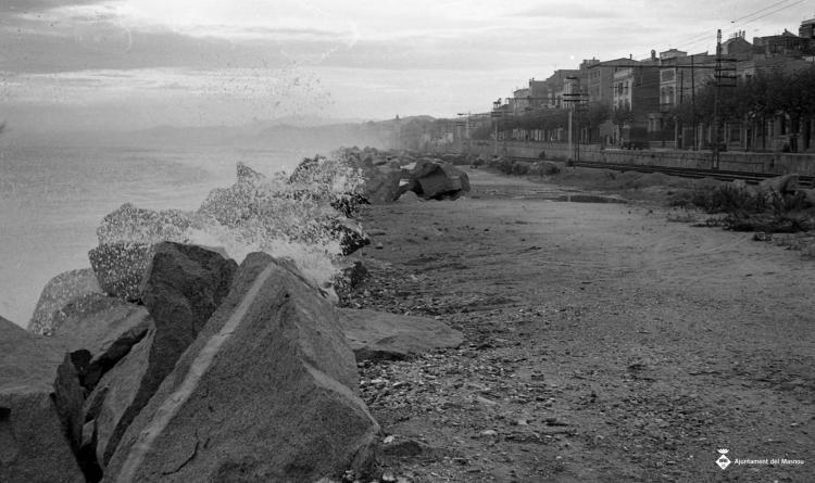 Platja i espigó durant un temporal
