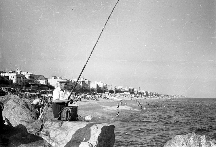 Home pescant a l'espigó