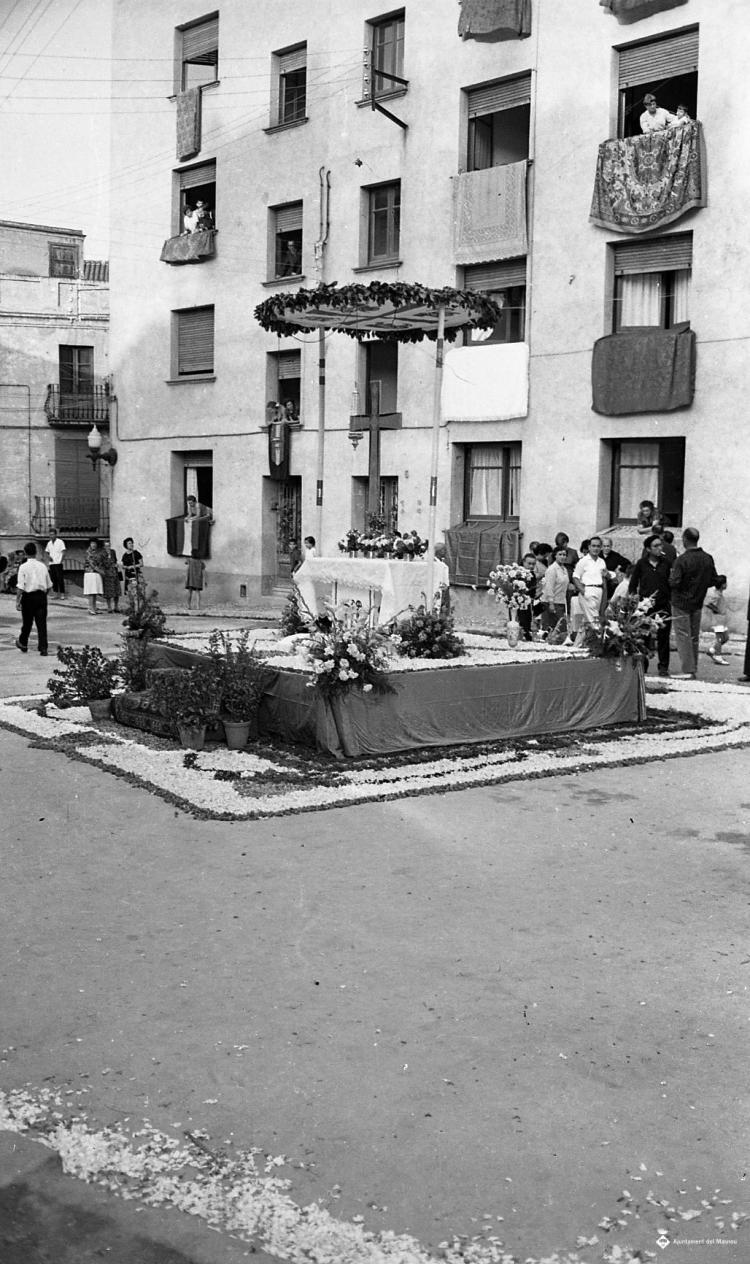 Corpus, altars i catifes de flors a la plaça de Jaume Bertran