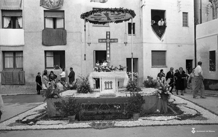Corpus, altars i catifes de flors a la plaça de Jaume Bertran