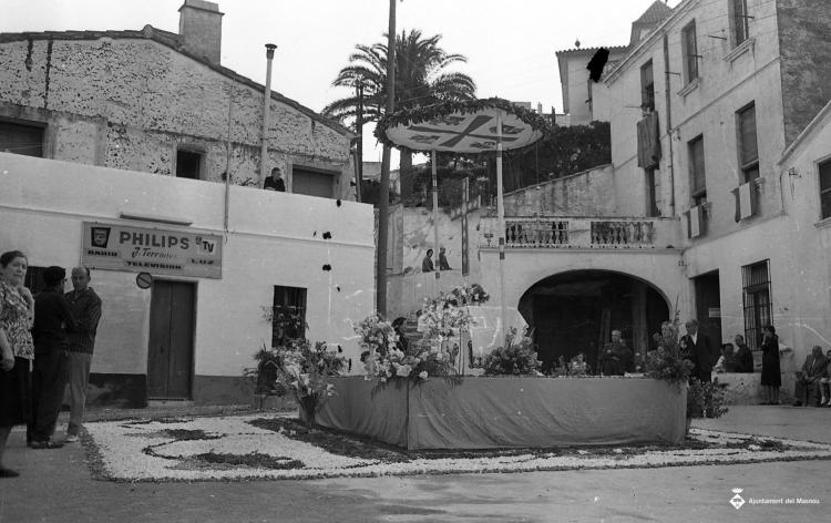 Corpus, altars i catifes de flors a la plaça de Jaume Bertran