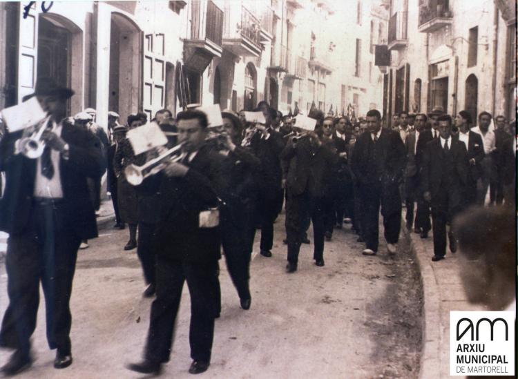 Francesc Riera i Claramunt i altres membres del consistori amb una banda de música  