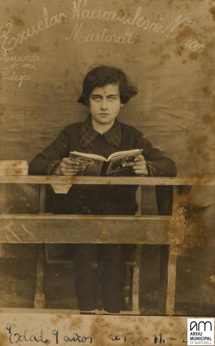 Fotografia d'una noia de 9 anys a les ""Escuelas Nacionales de niñas de Martorell""