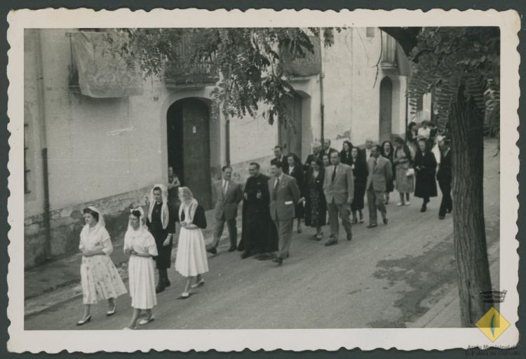 Processó de les Filles de Maria, amb seguici d'autoritats civils i religioses i ciutadania