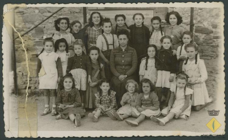 Grup escolar amb professora i alumnes nenes
