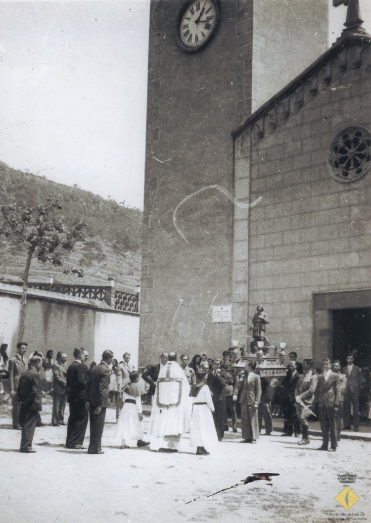 Festa Major de Sant Isidre. Imatge del sant portada per feligresos a la plaça de l'Església