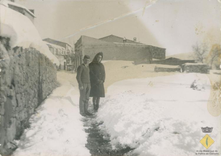 Josep i Rosa Roca al camí de ca n'Ollé i can Via després de la gran nevada de 1962
