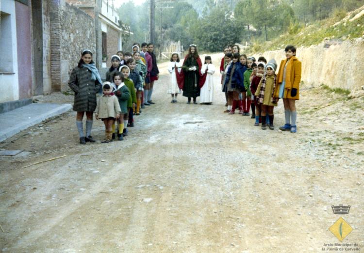 Colla de nenes fent la ronda pel captiri el dia de santa Llúcia