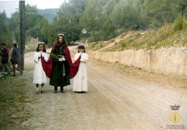Tres nenes que representen Santa Llúcia i les cardenales el dia de la Santa