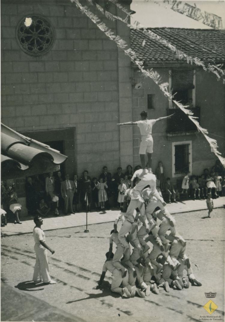 Castell dels Falcons de Vilanova a la plaça de l'Església