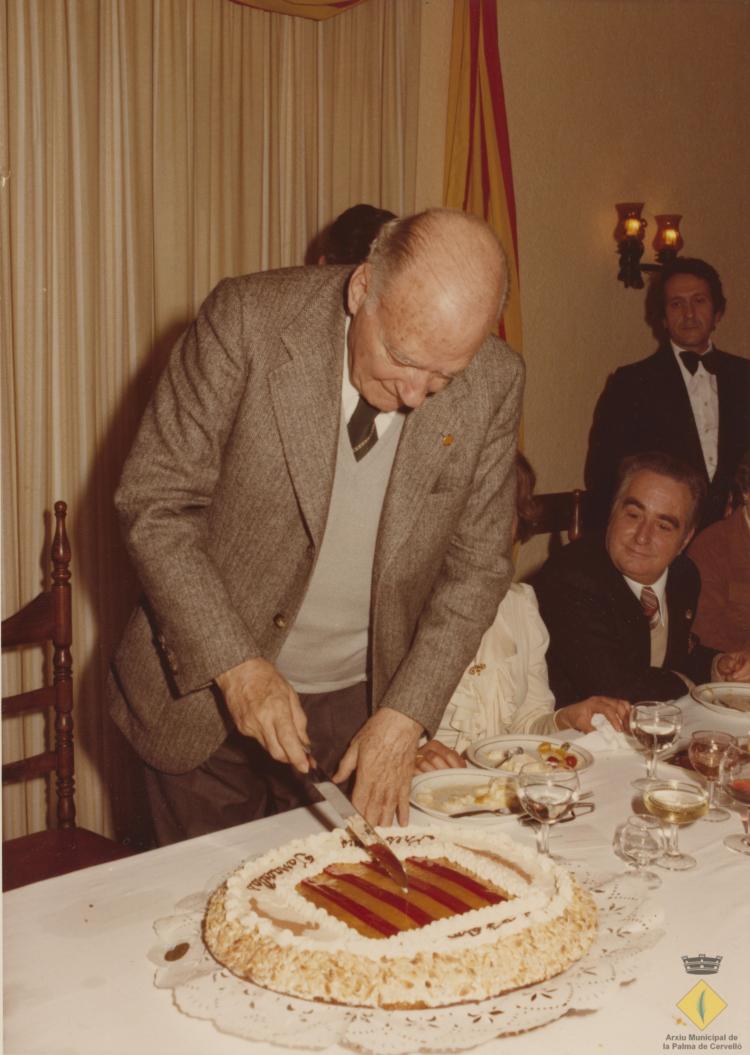 El Molt Honorable President Josep Tarradellas tallant el pastís commemoratiu de la seva visita a Cervelló i  la Palma