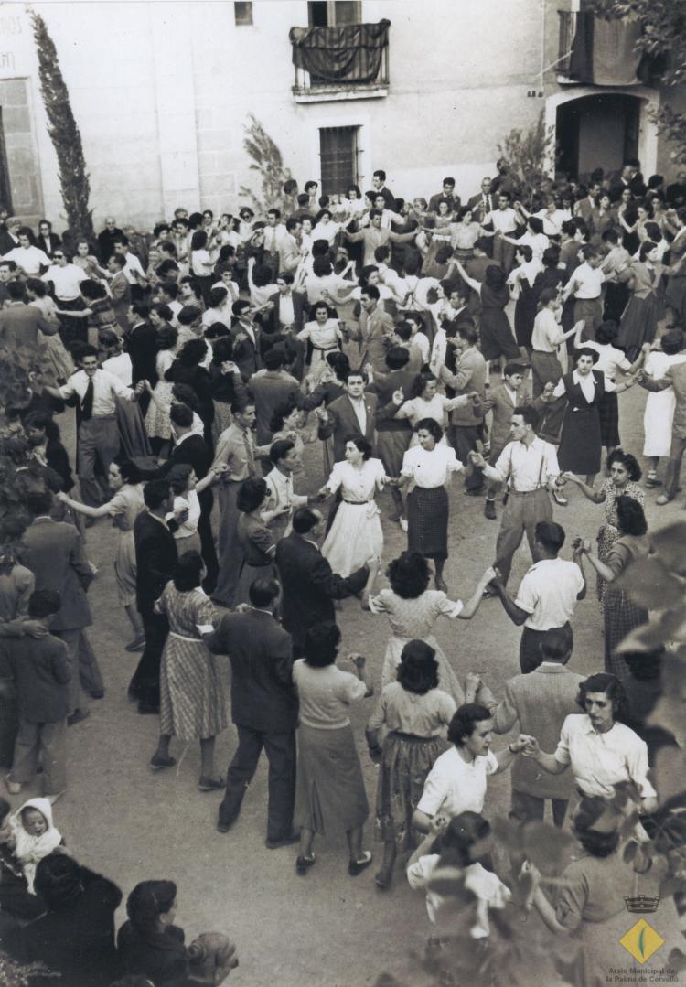 Ballada de sardanes a la plaça de l'Església