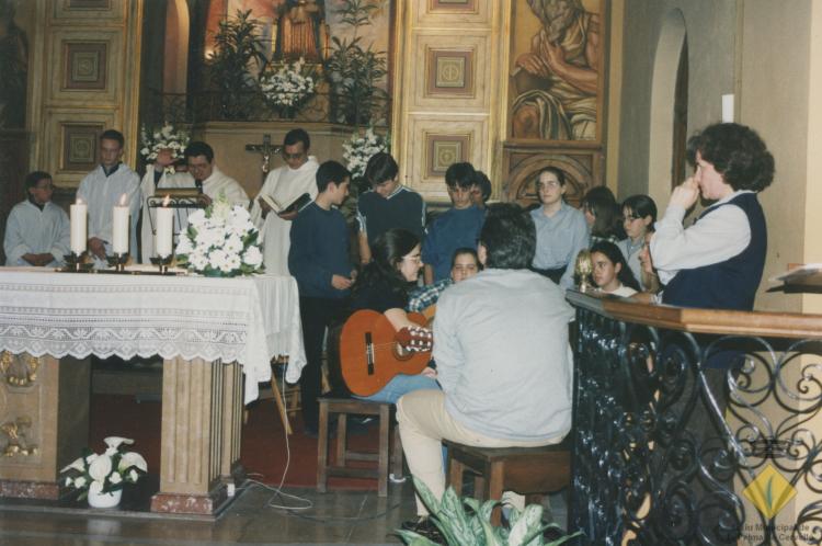 Grup musical de joves durant la celebració de la Santa missa