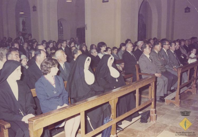 Assistents a la celebració d'una missa a l'església de Santa Maria
