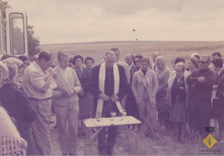 Missa a l'aire lliure celebrada per mossèn Ignasi Vilanova