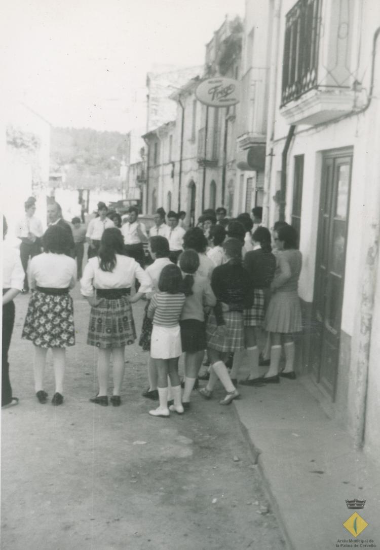 Cantada de caramelles al carrer dirigides per Esteve Fisas