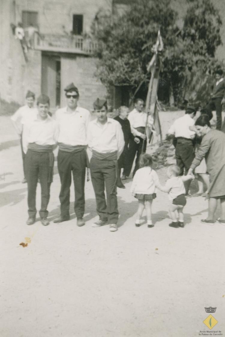 Tres cantants de caramelles en un carrer