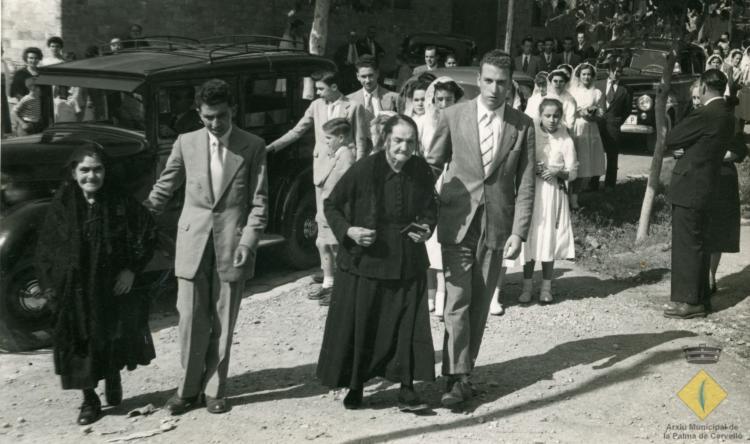 Festa de la Vellesa. Avis acompanyats per joves a la pujada de l'església