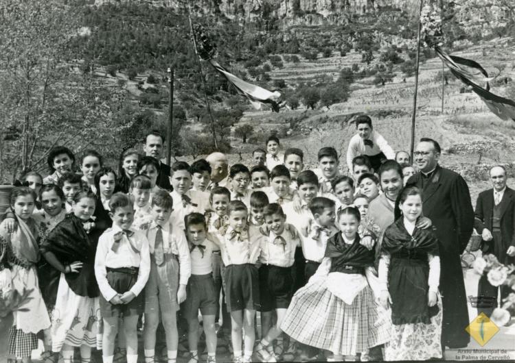 Grup de caramelles infantil amb mossèn Ignasi Vilanova i Esteve Fisas