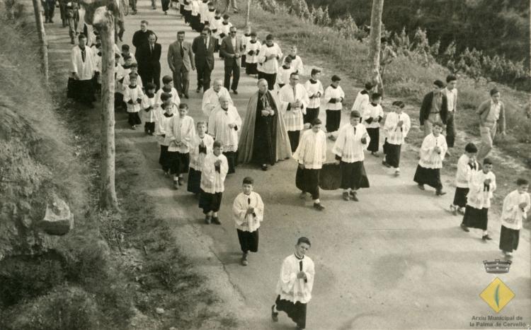 Processó amb escolans i autoritats eclesiàstiques i civils per inaugurar la Creu de terme durant una visita del bisbe Modrego