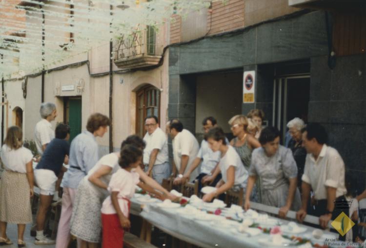 Festa Major de Santa Maria. Preparació del sopar de carrer al carrer Santa Maria