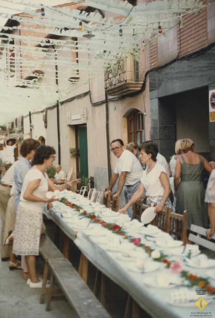 Festa Major de Santa Maria. Preparació del sopar de carrer al carrer Santa Maria