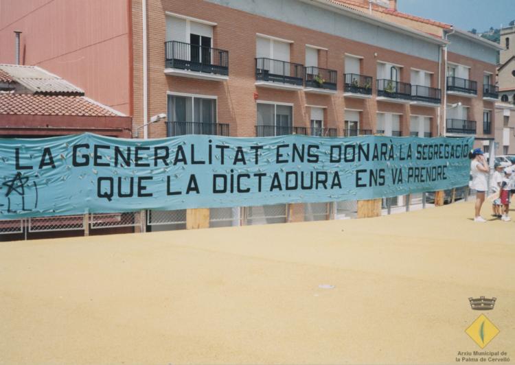 Manifestació a favor de la segregació de la Palma del municipi de Cervelló - Pancarta amb la inscripció La Generalitat ens donarà la segregació que la dictadura ens va prendre