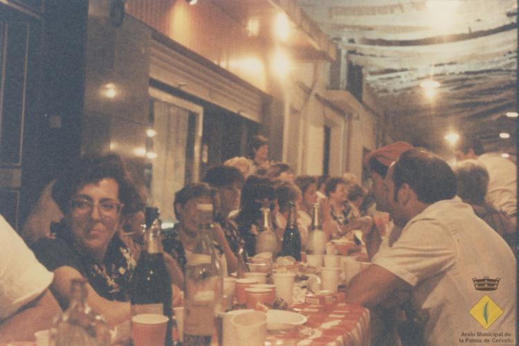 Sopar popular al carrer Santa Maria durant la Festa Major
