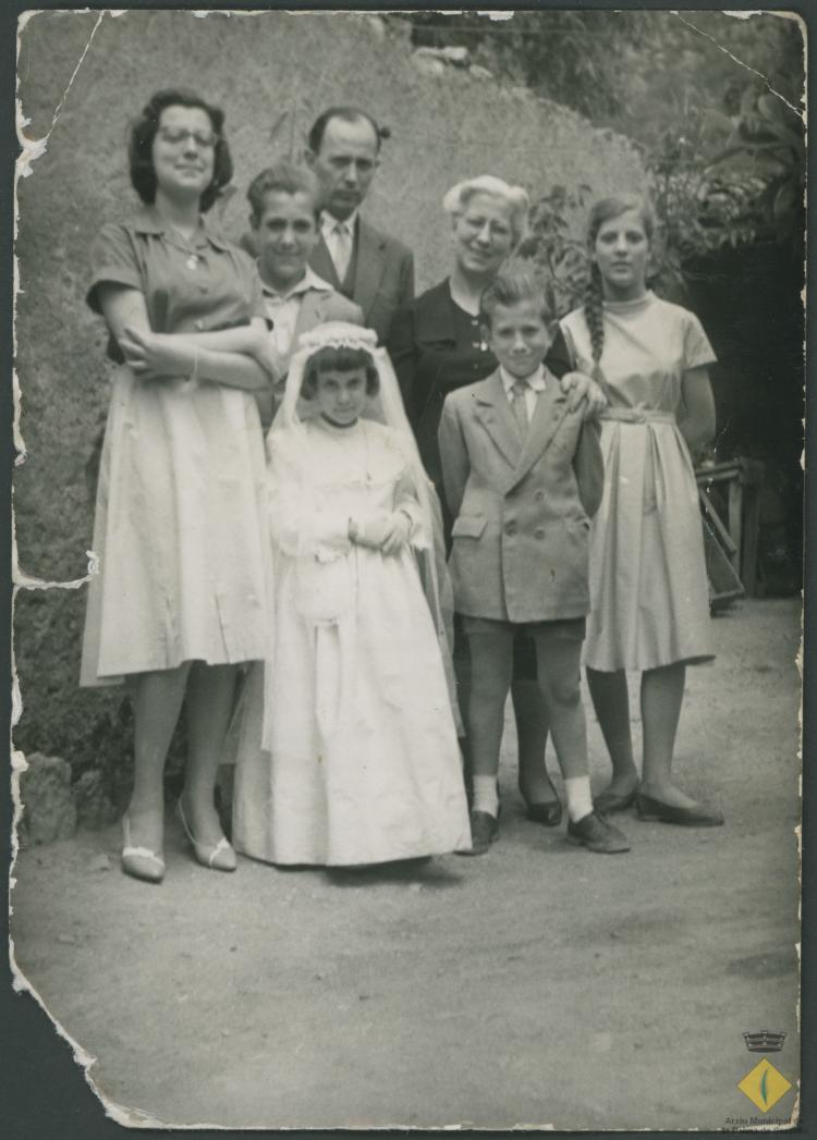 Retrat de grup de la família Roca el dia de la Primera Comunió de Carme Roca