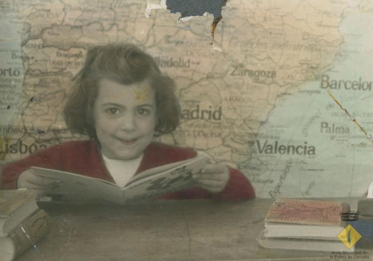 Retrat escolar de Rosa Roca davant mapa