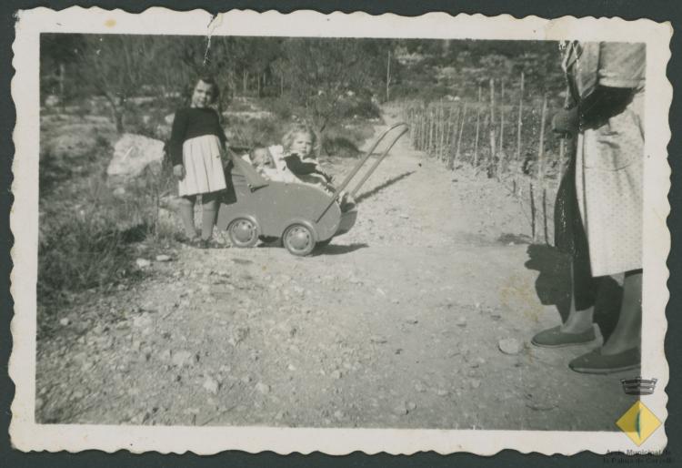 Nens de la família Roca en cotxet