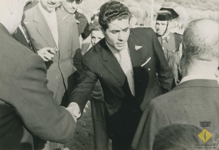 Fernando Olivella Pons, jugador del Futbol Club Barcelona, saludant a les autoritats durant la inauguració del nou camp de futbol de la Palma de Cervelló