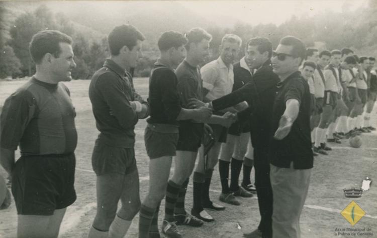 Fernando Olivella Pons, jugador del Futbol Club Barcelona, saludant als jugadors del partit d'inauguració del nou camp de futbol de la Palma de Cervelló