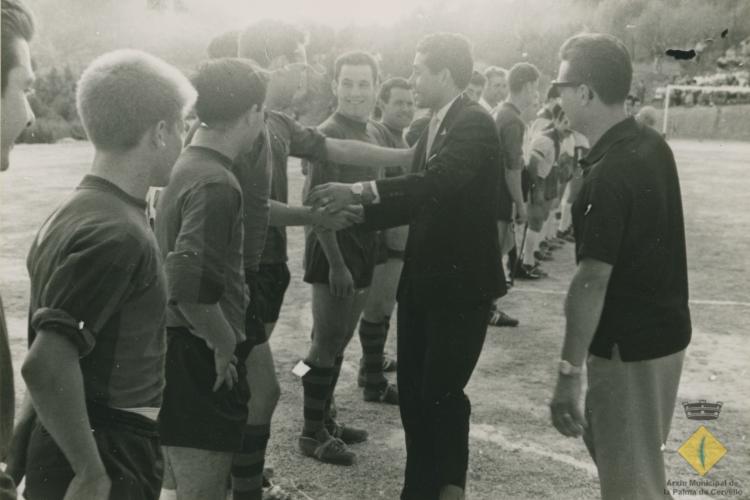 Fernando Olivella Pons, jugador del Futbol Club Barcelona, saludant el jugadors del partit d'inauguració del nou camp de futbol de la Palma de Cervelló