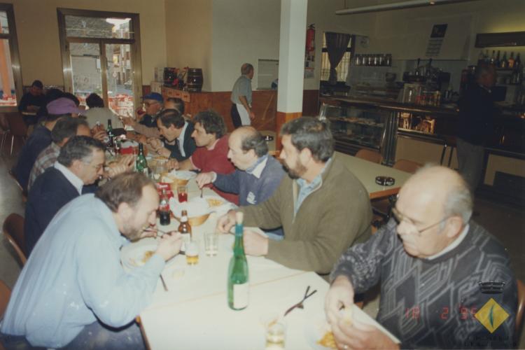 Voluntaris esmorzant durant les obres de manteniment de l'Aliança Palmarenca