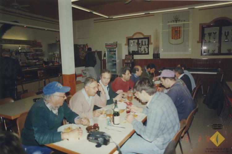 Voluntaris esmorzant durant les obres de manteniment de l'Aliança Palmarenca