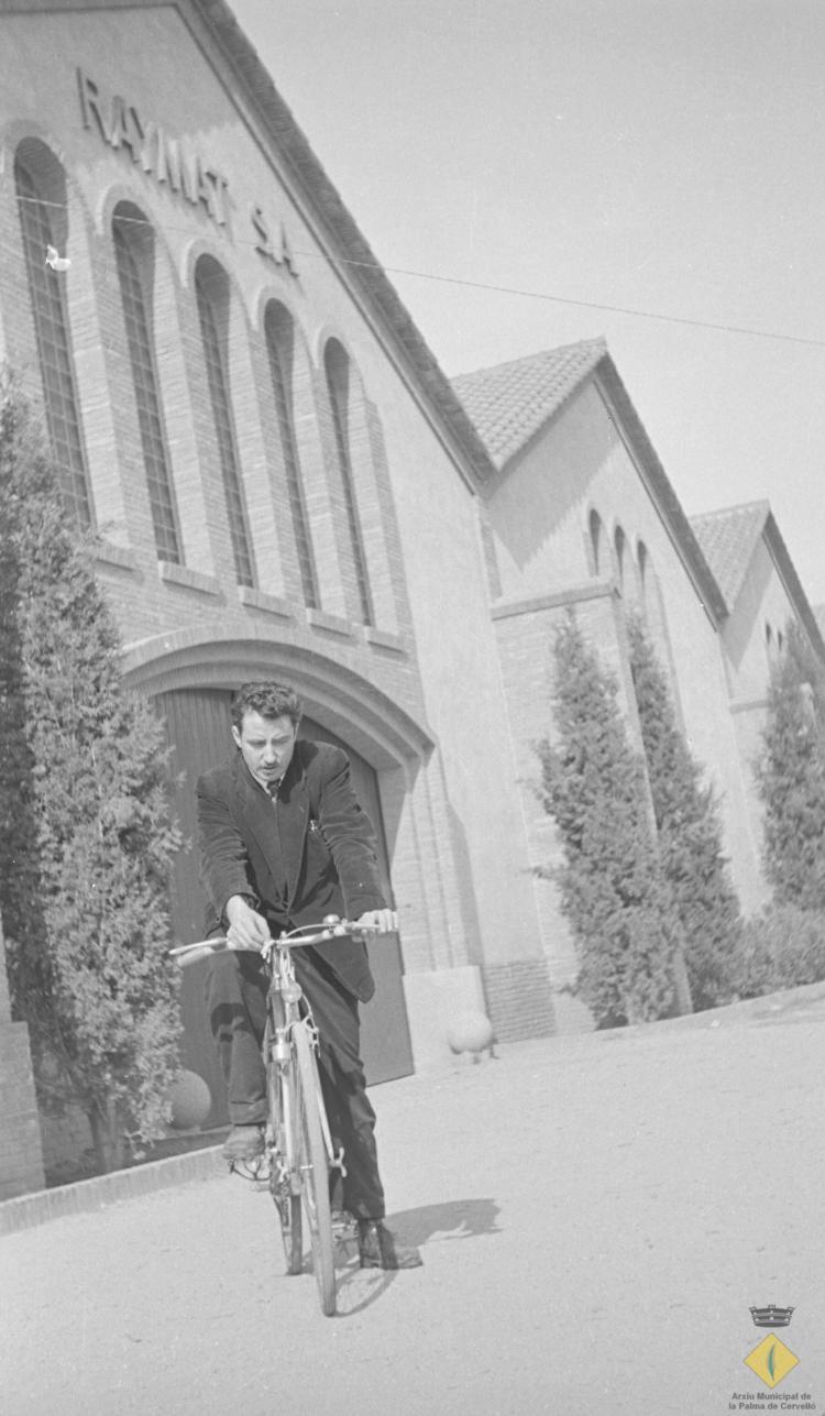 Josep Noguero Roca amb bicicleta davant les caves Rondel de Cervelló