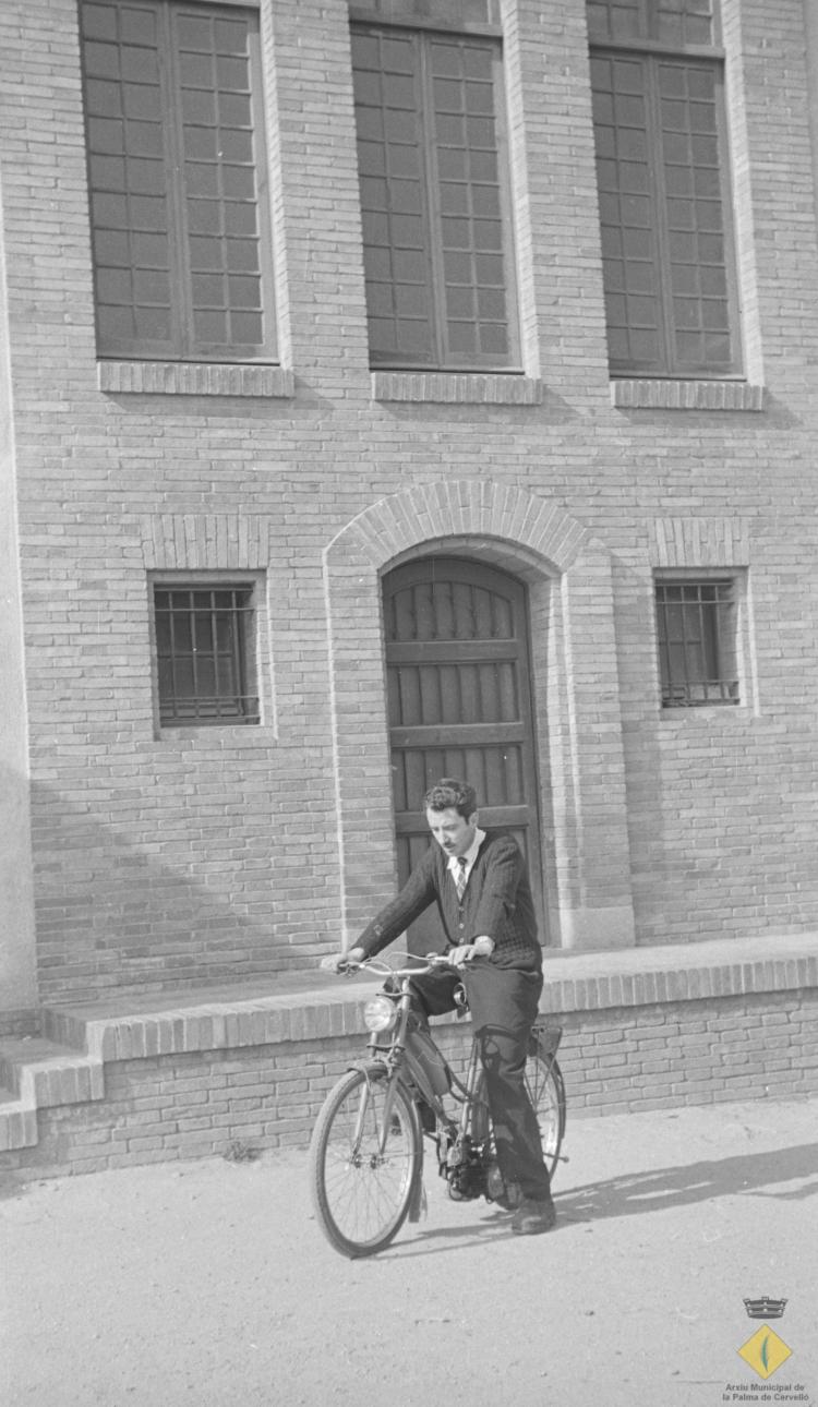 Josep Noguero Roca amb bicicleta davant les caves Rondel de Cervelló