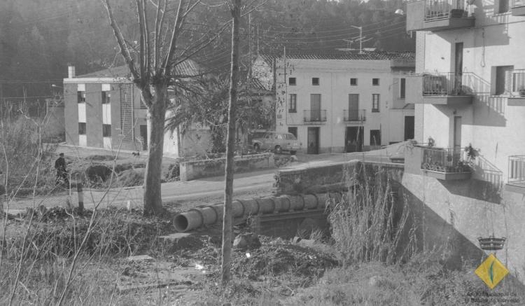 Obres d'instal·lació de canonades del clavegueram al torrent de Cal Simon