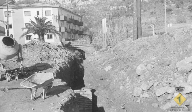 Obres d'instal·lació de canonades del clavegueram al torrent de Cal Simon
