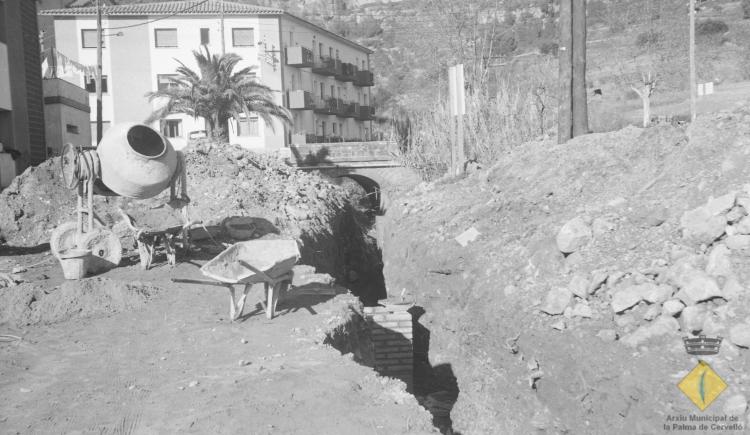 Obres d'instal·lació de canonades del clavegueram al torrent de Cal Simon