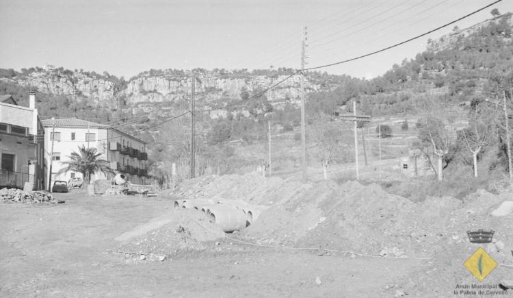 Obres d'instal·lació de canonades del clavegueram al torrent de Cal Simon