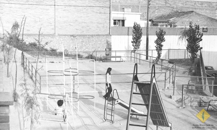 Parc infantil situat entre el carrer Sant Josep i l'avinguda Catalunya