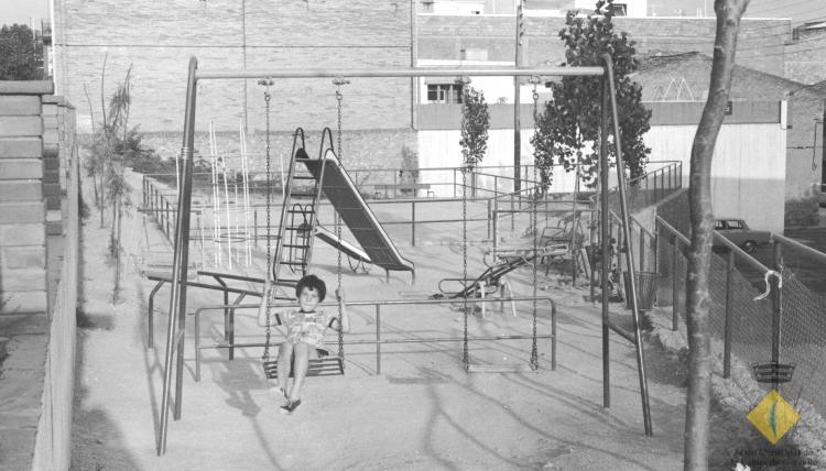 Jordi Pi Roura gronxant-se al parc infantil situat entre  el carrer Sant Josep  i l'avinguda Catalunya