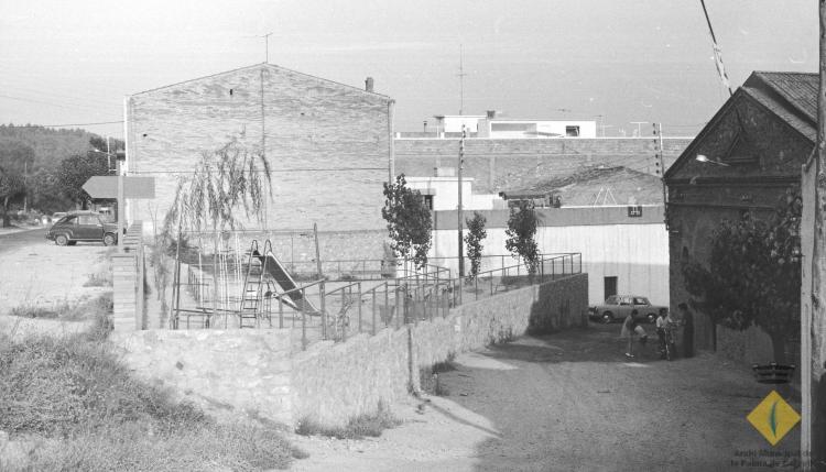 Parc infantil situat entre el carrer Sant Josep  i l'avinguda Catalunya