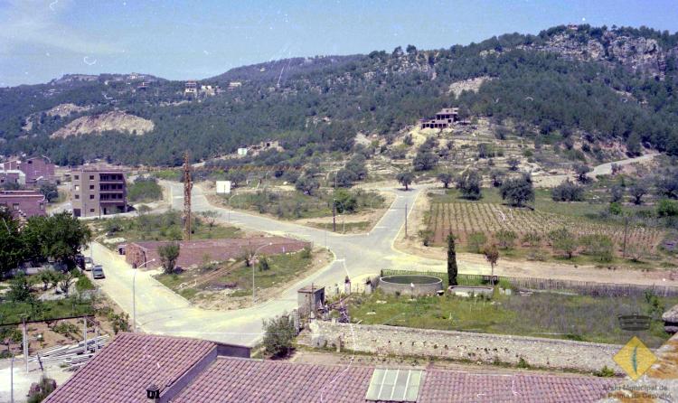 Vista de terrenys sense edificar situats a la vora de l'església