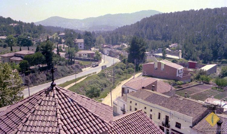 Vista de la carretera d'entrada a la Palma de Cervelló des del campanar de l'església