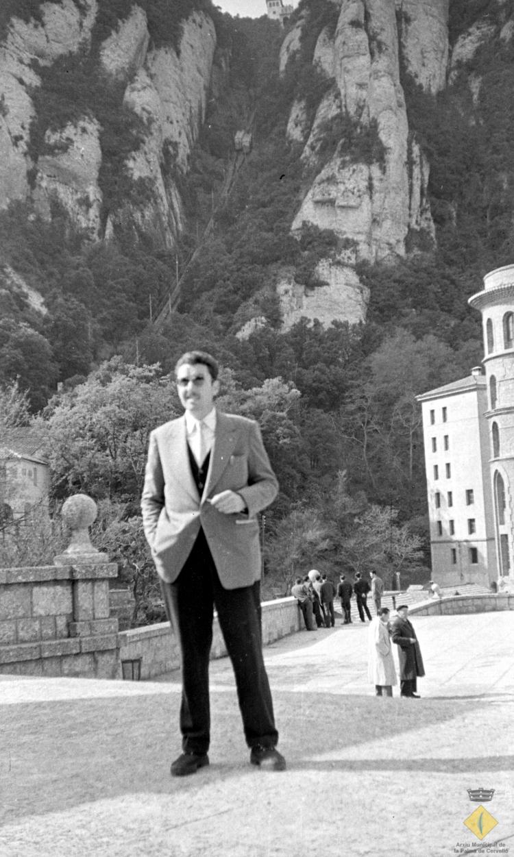 Josep Noguero Roca a la plaça del monestir de Montserrat