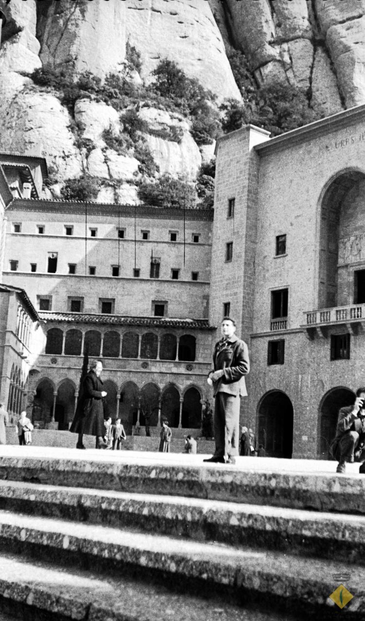 Joan Pi Tintoré davant la façana del monestir de Montserrat