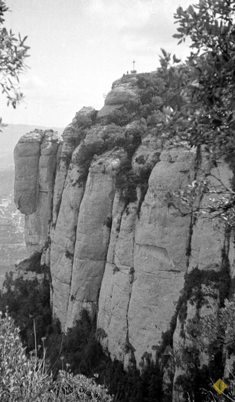Vista parcial de la muntanya de Montserrat amb la creu de Sant Miquel al fons